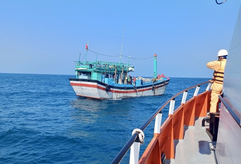 Cấp cứu thuyền viên tàu cá Bình Định bị nạn trên biển